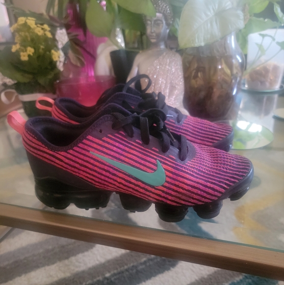 Nikes - Picture 2 of 6